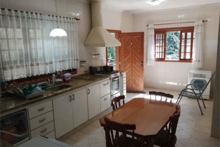 Casa à venda com 4 quartos, sendo 1 suíte, no condomínio Quinta da Cachoeira, Embu das Artes - SP