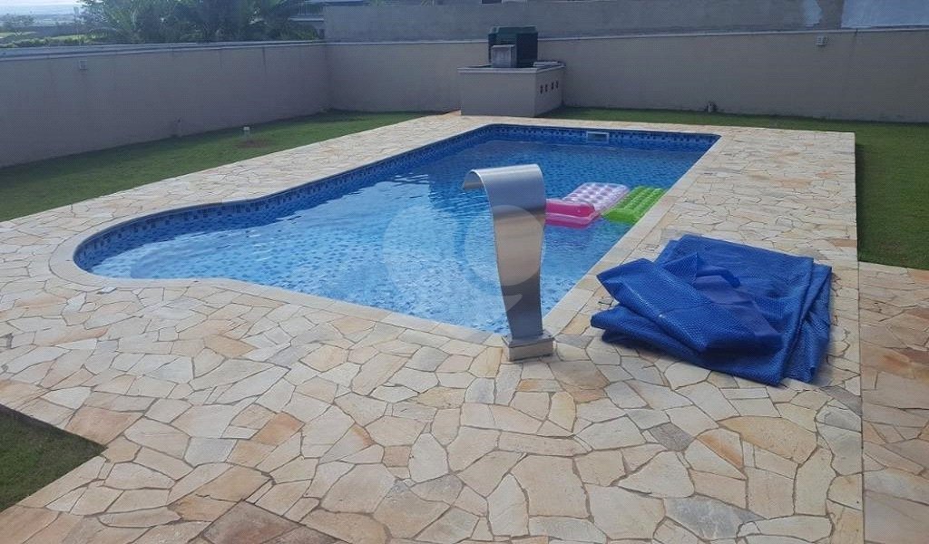 Casa à venda com 3 quartos, sendo 1 suíte, no condomínio Village Ipanema 1, Araçoiaba da Serra - SP