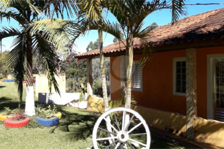 Chácara à venda com 8 quartos, sendo 3 suítes, no Centro, Toledo, MG