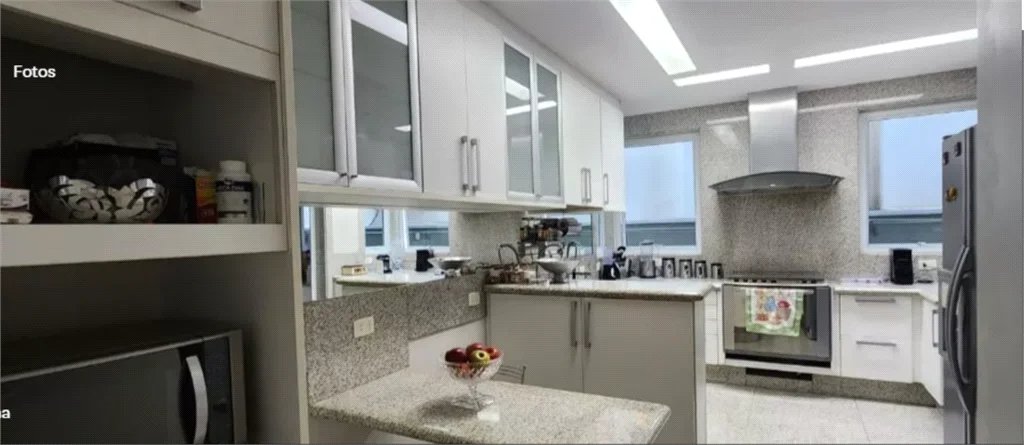 Casa à venda com 4 quartos, sendo 3 suítes, no condomínio Vila das Flores, São Paulo - SP