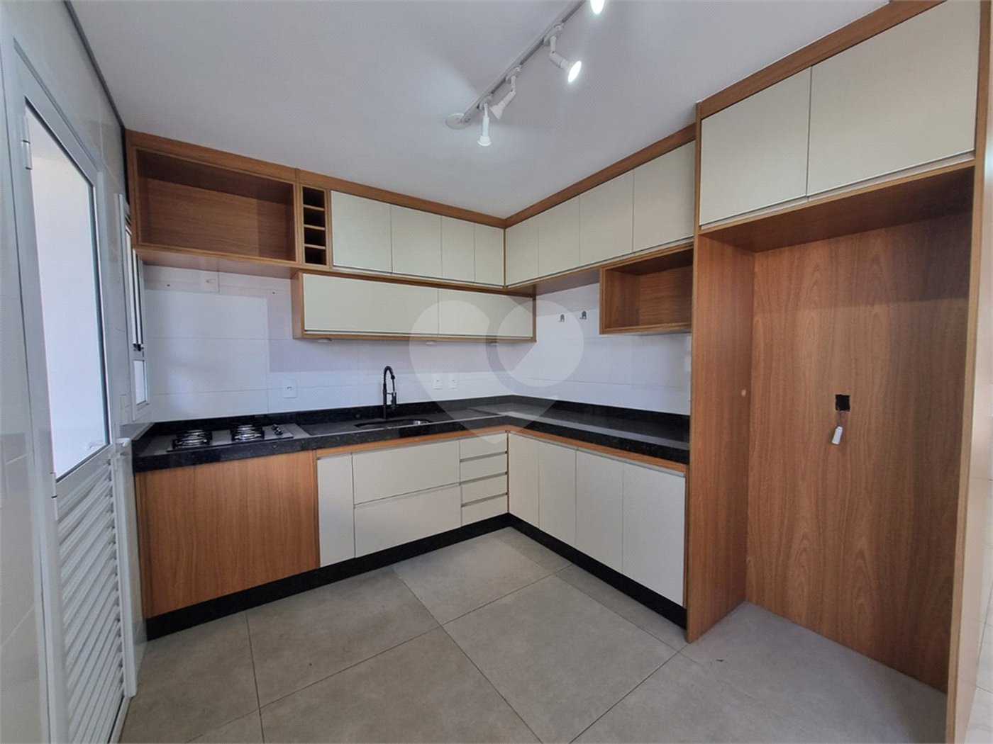 Casa à venda com 3 quartos, sendo 1 suíte, no condomínio Residencial Américo Figueiredo, Sorocaba - SP
