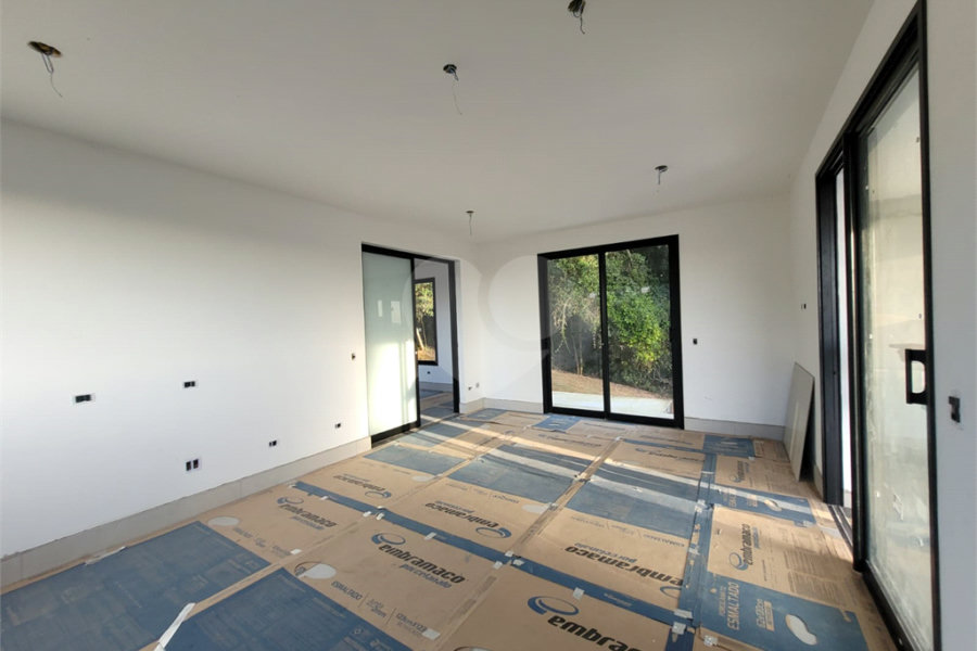 Casa à venda com 6 quartos, sendo 4 suítes, no condomínio Suíça da Cantareira, Mairiporã - SP