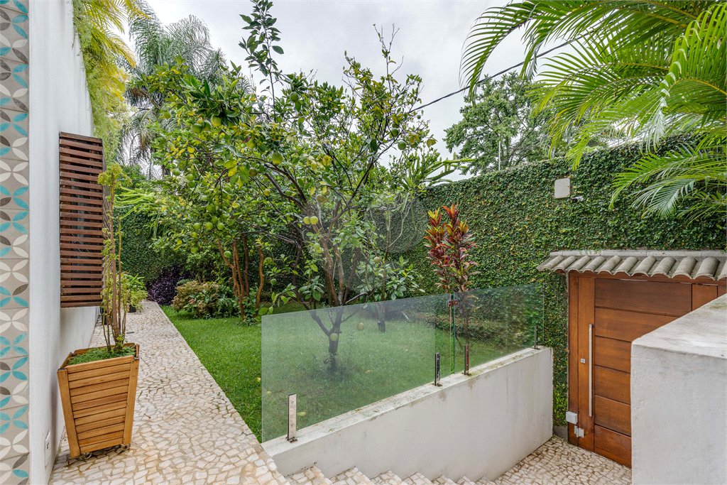 Sobrado à venda com 3 suítes em Jardim Cordeiro, São Paulo, SP