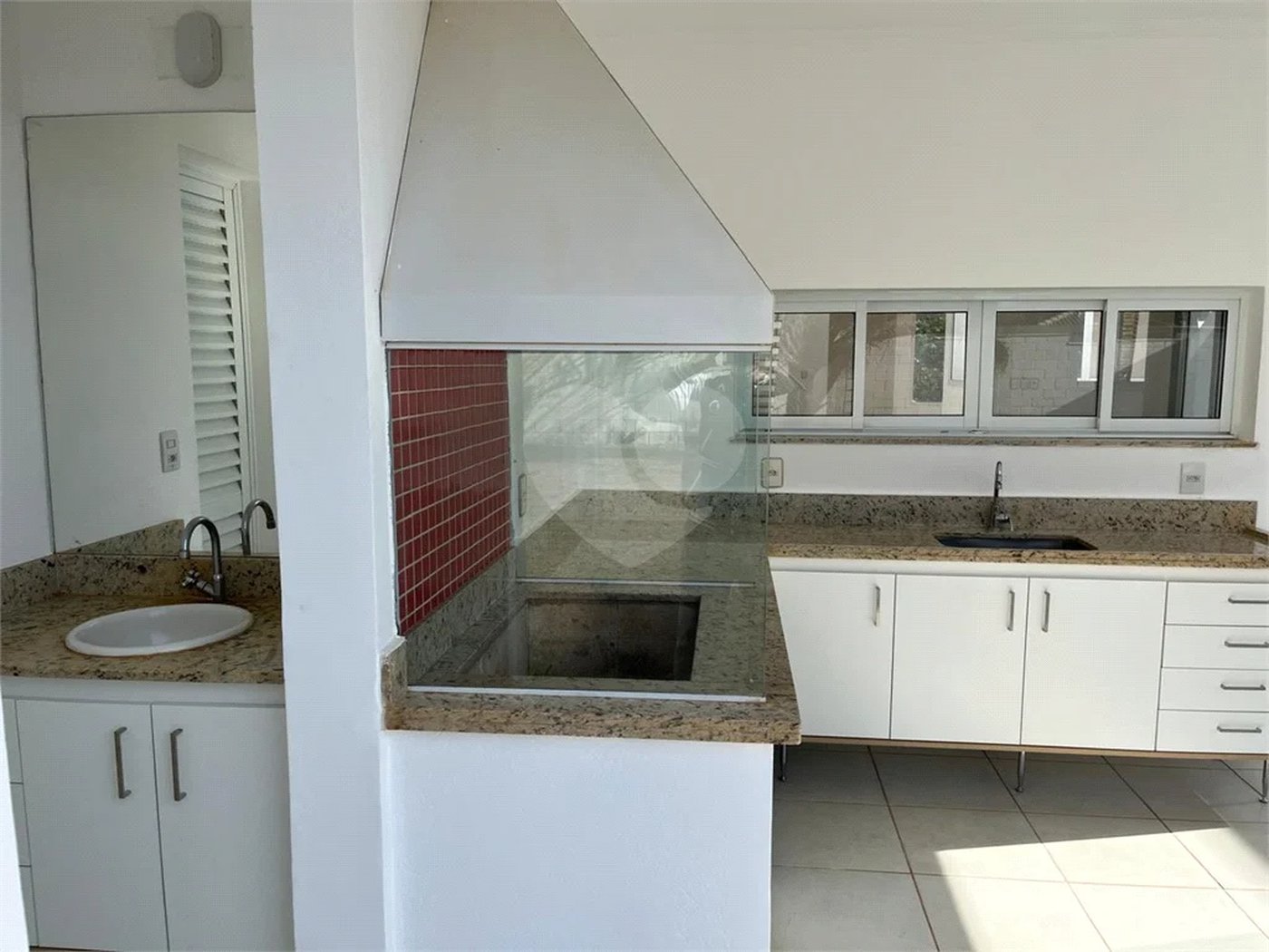 Casa para alugar com 3 suítes no condomínio Figueira Garden, Atibaia - SP