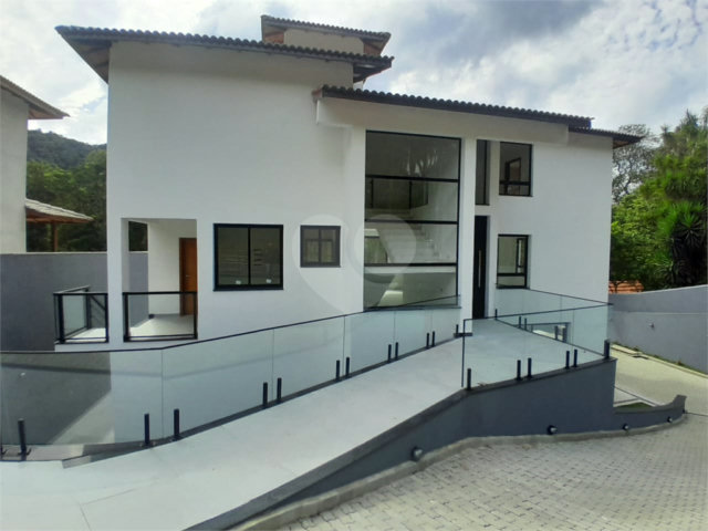 Casa à venda ou para alugar com 3 suítes no condomínio Sausalito, Mairiporã - SP