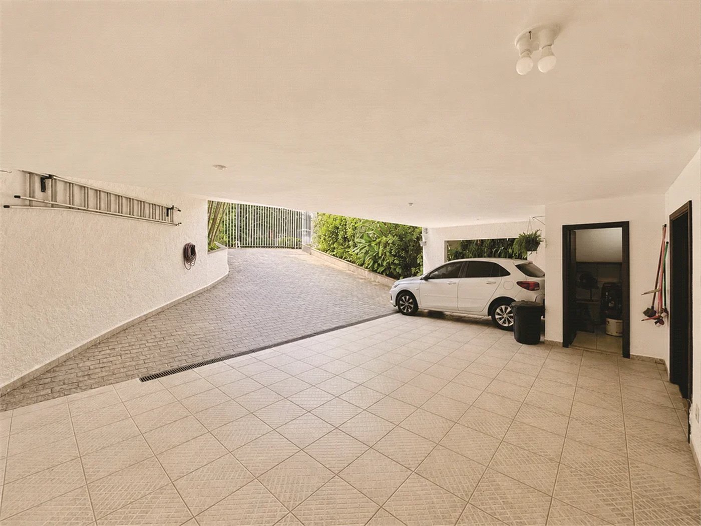 Casa à venda com 5 quartos, sendo 4 suítes, no condomínio Parque dos Príncipes, São Paulo - SP