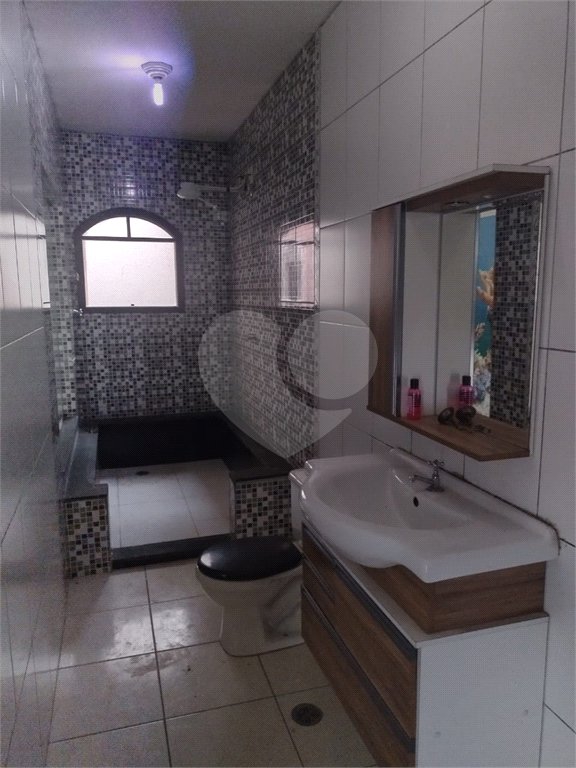 Casa à venda com 2 suítes no condomínio Residencial Rubi, Mogi das Cruzes - SP
