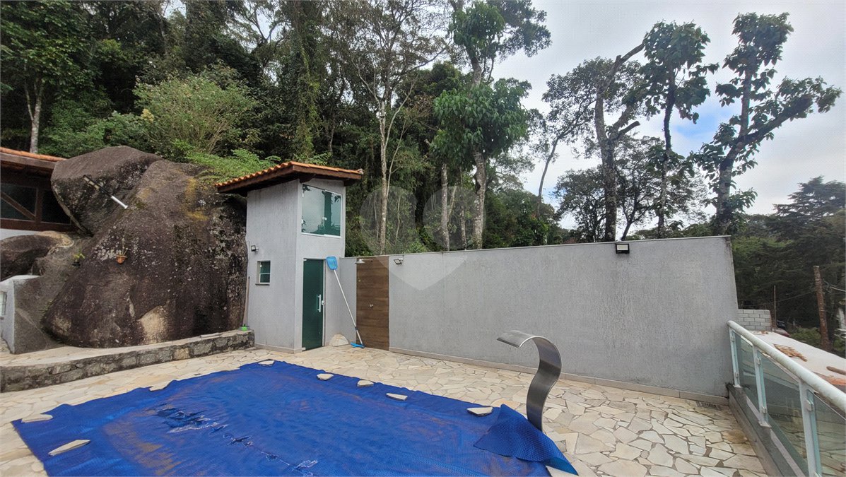 Casa à venda com 4 quartos, sendo 1 suíte, no condomínio Parque Suiça, Caieiras - SP