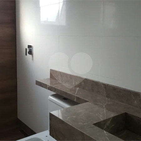 Sobrado novo com 3 suítes, 4 vagas, espaço gourmet com churrasqueira, jardim de inverno e acabamento premium. Conforto, modernidade e sofisticação.