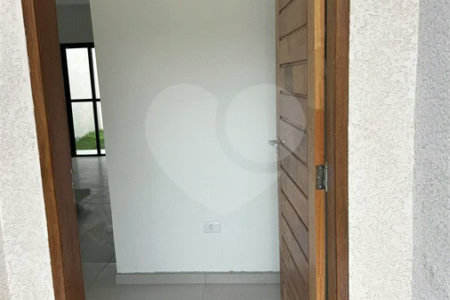 Casa à venda com 3 quartos, sendo 1 suíte, no condomínio Marselha VI, São Roque - SP