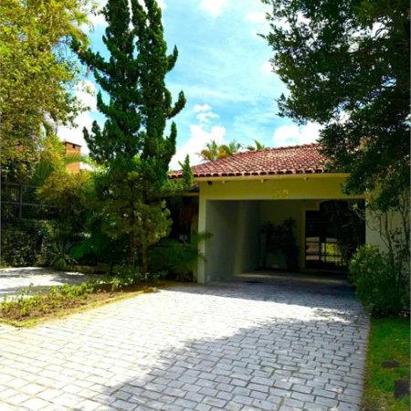 Sobrado à venda com 5 quartos, sendo 3 suítes, em Jardim Leonor, São Paulo, SP