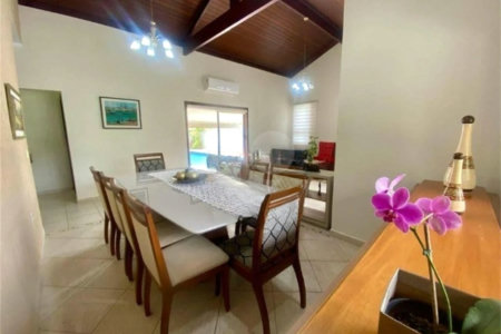 Casa à venda com 3 quartos, sendo 1 suíte, no condomínio Recanto dos Paturis, Vinhedo - SP