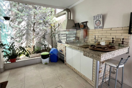 Casa à venda com 3 quartos, sendo 2 suítes, no condomínio Laura Serra, Rio de Janeiro - RJ