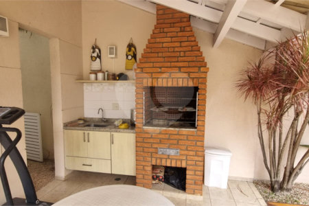 Casa à venda com 4 quartos, sendo 2 suítes, no condomínio Casas de Windsor, São Paulo - SP