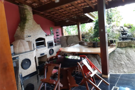 Casa à venda com 4 quartos, sendo 1 suíte, no condomínio Clube da Montanha, Atibaia - SP