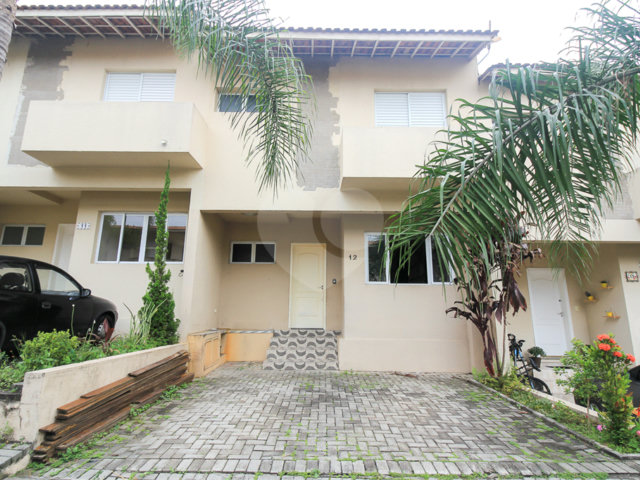 Casa à venda com 3 quartos, sendo 1 suíte,  no condomínio Village St. Louis, São Paulo - SP