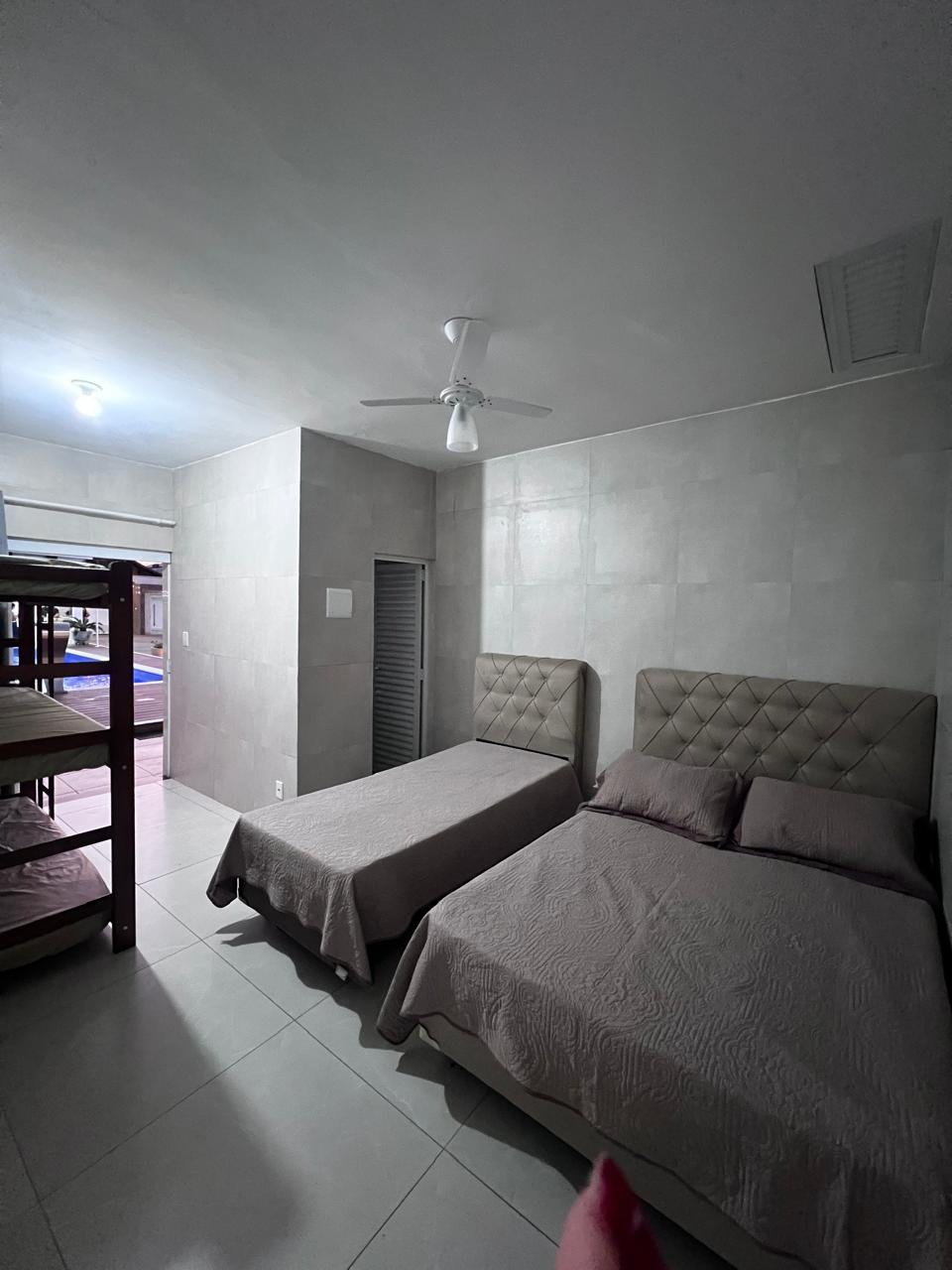 Casa à venda com 8 quartos, sendo 2 suítes, em Flórida, Praia Grande, SP