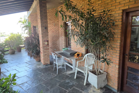 Casa à venda com 4 quartos, sendo 2 suítes, em Cidade São Francisco, São Paulo, SP