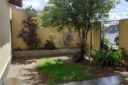 Casa Térrea com 2 dormitórios.