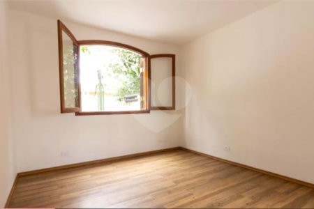 Casa à venda com 4 quartos, sendo 1 suíte, em Vila Tiradentes, São Paulo, SP