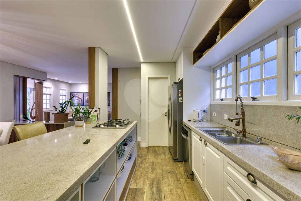 Casa à venda com 5 quartos, sendo 3 suítes, em Alto da Boa Vista, São Paulo, SP