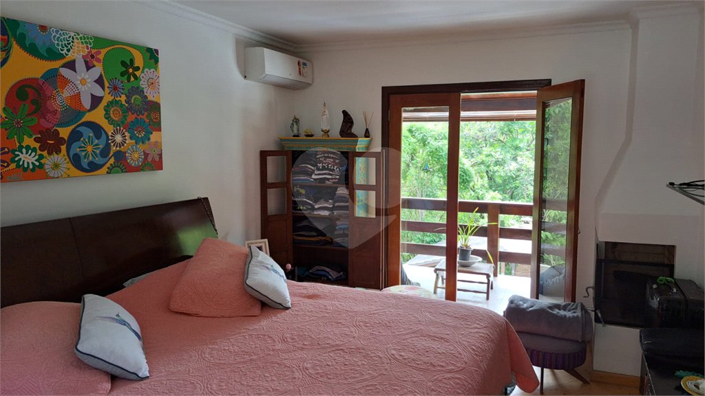 Casa à venda com 6 quartos, sendo 4 suítes, no condomínio Alpes da Cantareira, Mairiporã - SP