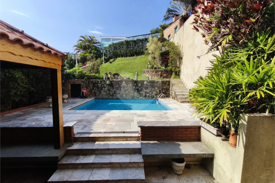 Casa à venda com 3 suítes no condomínio Jd Itatinga, São Paulo - SP