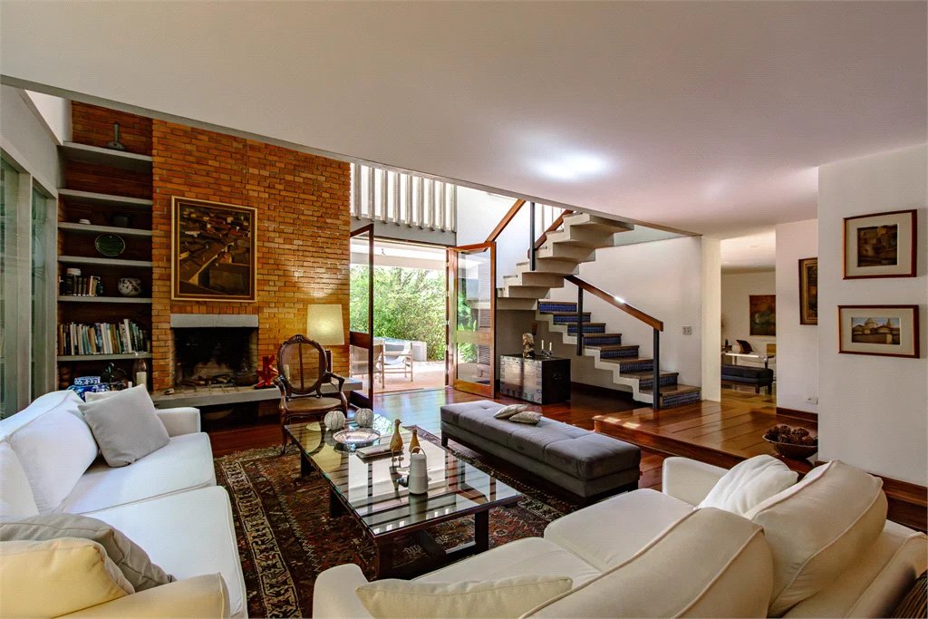 Casa à venda com 4 quartos, sendo 1 suíte,  em Jardim Leonor, São Paulo, SP