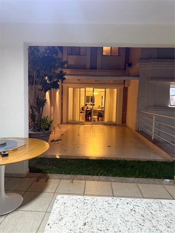 Casa à venda com 4 suítes no condomínio East Village, São Paulo - SP