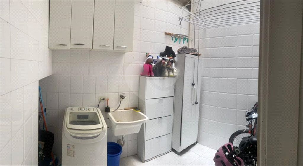 Casa à venda com 3 quartos, sendo 2 suítes, no condomínio Ibarra, São Paulo - SP
