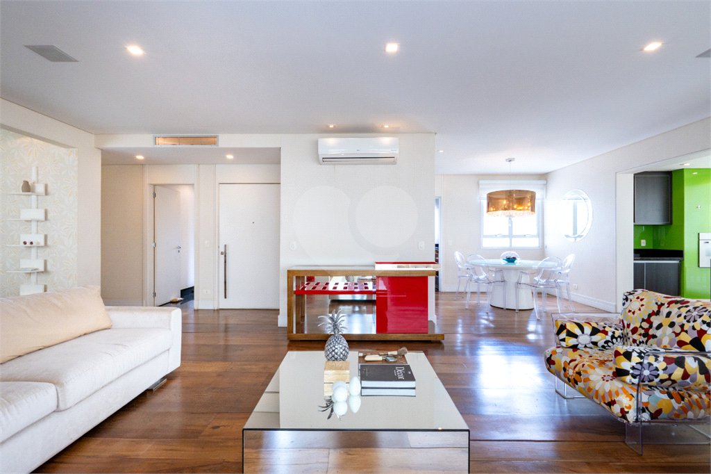 Apartamento à venda com 3 suítes em Vila Nova Conceição, São Paulo, SP
