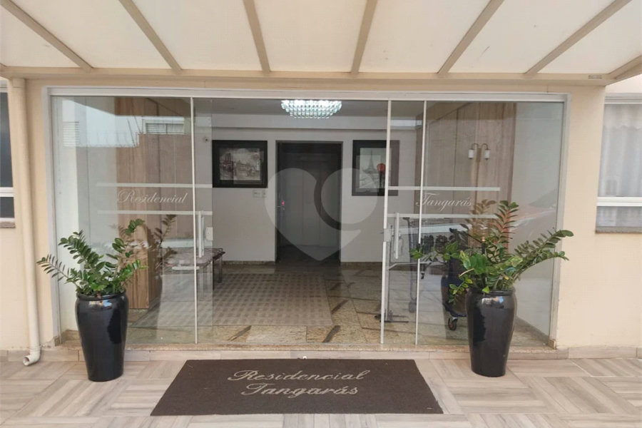 Apartamento térreo , três quartos sendo uma suíte.
