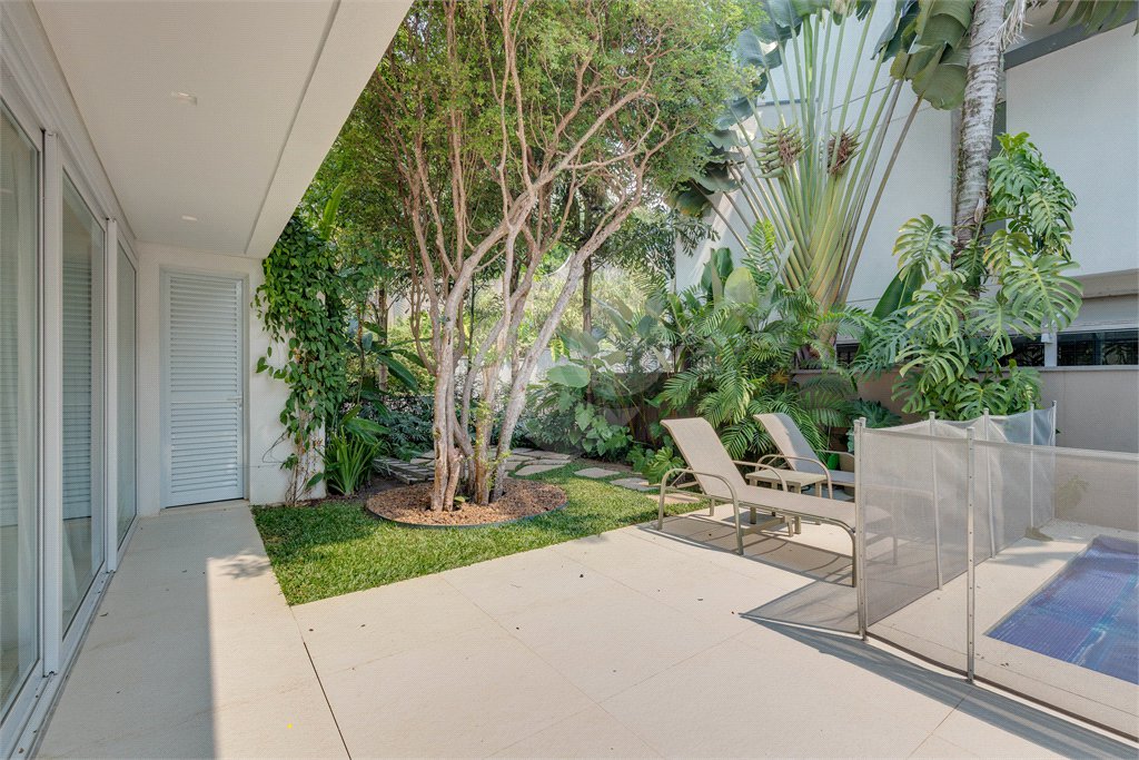 Casa à venda com 3 suítes no condomínio Residencial Canumã, São Paulo - SP