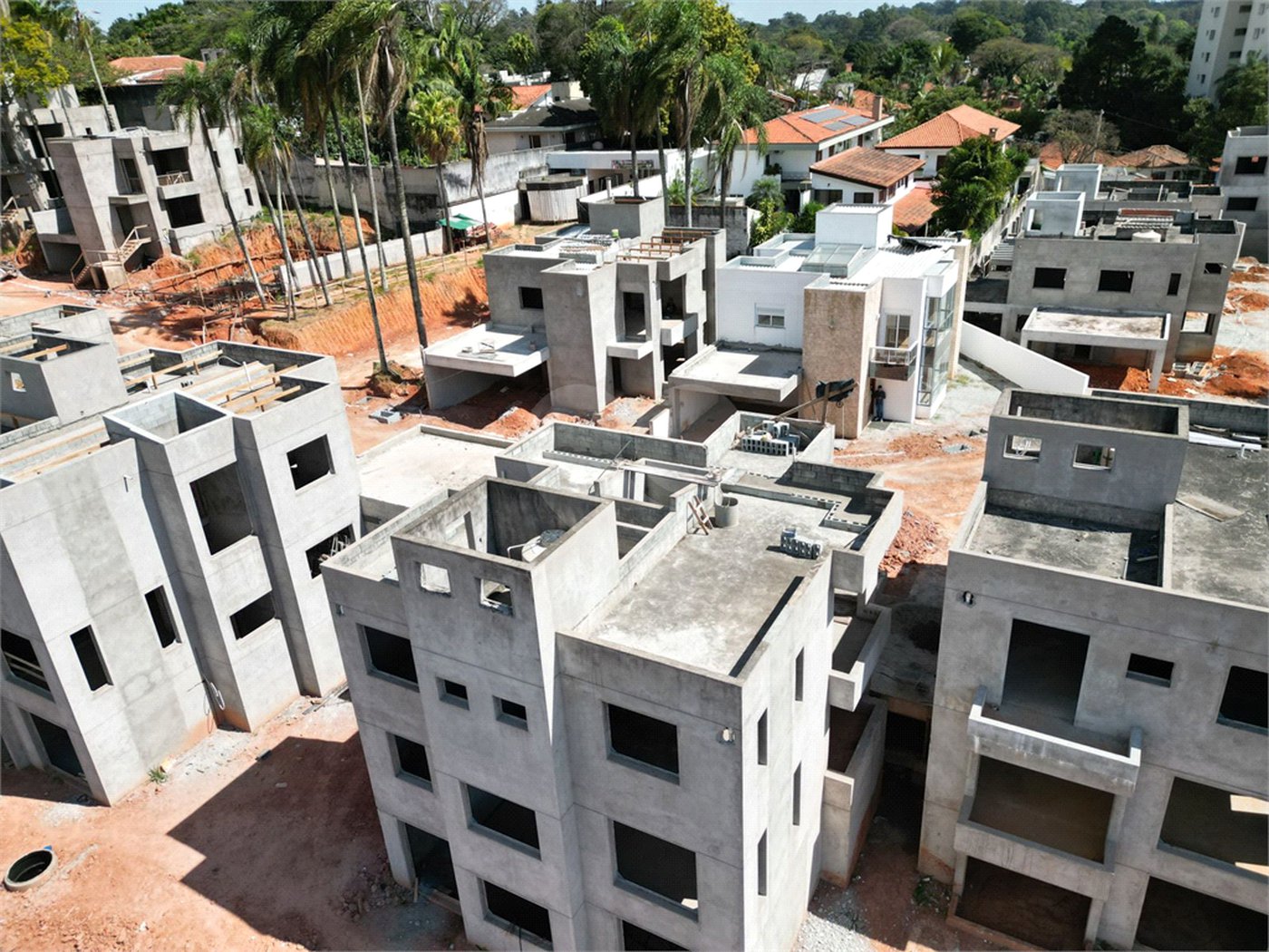 Casa à venda com 4 quartos, sendo 2 suítes, no condomínio Residencial Floresta, São Paulo - SP