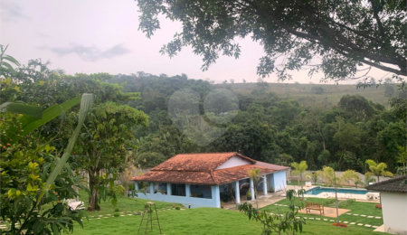Casa à venda com 3 quartos, sendo 1 suíte,  no condomínio Alpes Douro, Bom Jesus dos Perdões - SP