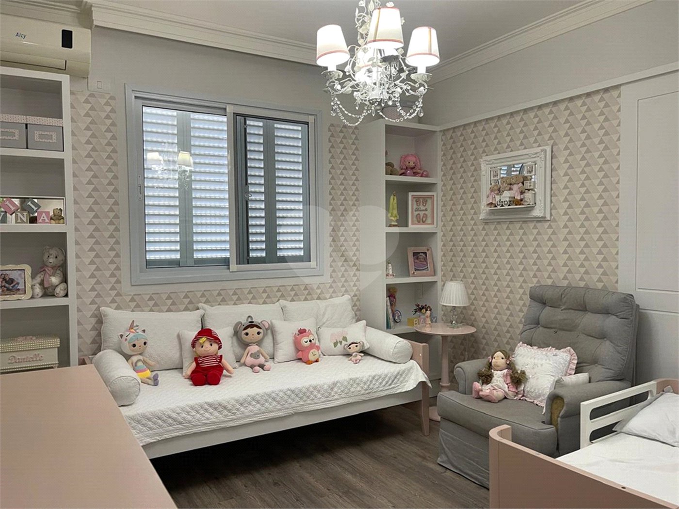 Casa à venda com 4 quartos, sendo 2 suítes,  no condomínio Village Place, São Paulo - SP