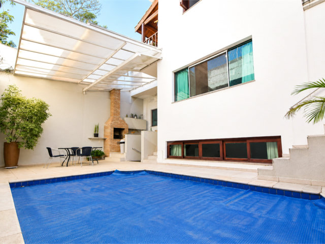 Casa à venda ou para alugar com 4 suítes no condomínio Vila das Emboabas, São Paulo - SP