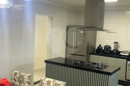 Casa à venda com 3 suítes em Vila Oceania, Poá, SP