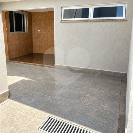 Sobrado de 250 m² em São Bernardo do Campo, com 3 dormitórios, suíte, escritório, quintal, edícula e 2 vagas, em excelente localização.