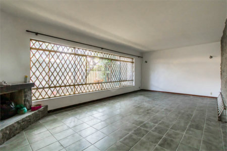 Casa à venda em Moema de 280m² com 4 dormitórios, sendo 1 suíte e 2 vagas de garagem.