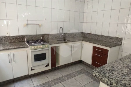 Casa com 180m², 3 dormitórios, 1 vaga, à venda na Vila Scarpelli em Santo André.
