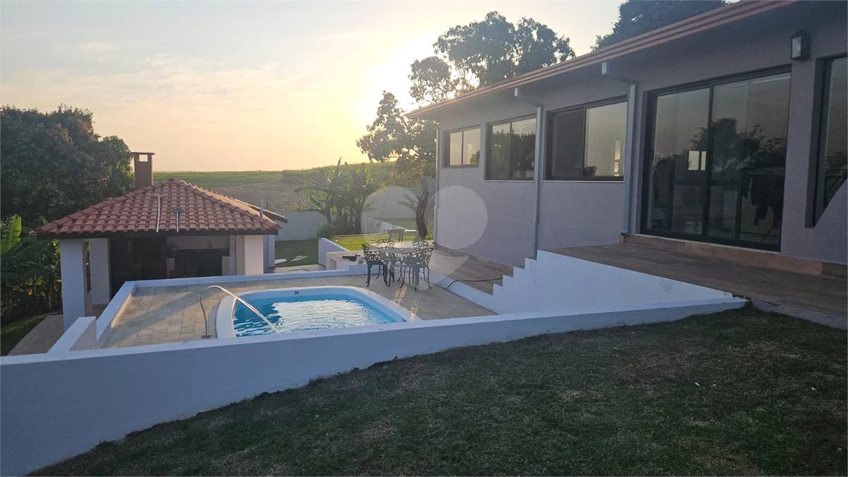 Indaiatuba- condominio Vale das Laranjeiras - Itaici - Terreno 3040,00 ms- construida 220ms - 3 dormitórios, sendo 2 suítes e uma suíte master com closet, além de uma sala ampla com 3 ambientes, Cozinha planejada,, campo de futebol/vôlei, Area de lazer com piscina, espaço gourmet com churrasque