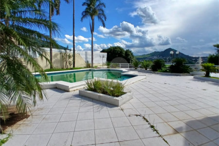 Casa à venda com 4 quartos, sendo 2 suítes, no condomínio Flamboyant, Atibaia - SP