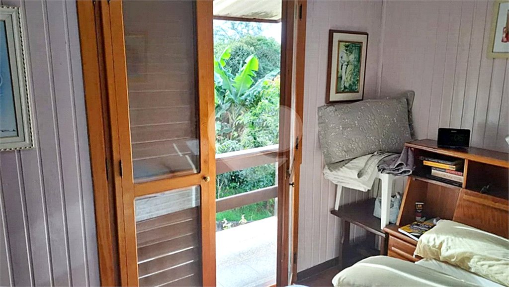 Casa à venda com 6 quartos, sendo 2 suítes, no condomínio Associação Reserva das Hortênsias, Mairiporã - SP
