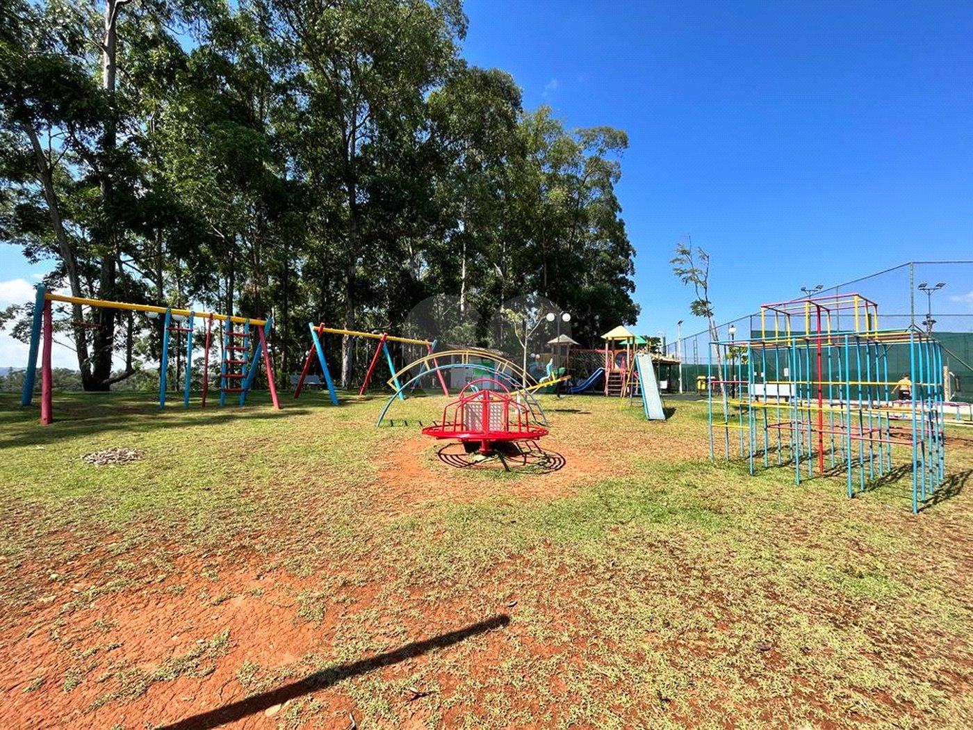 Casa à venda com 5 quartos, sendo 3 suítes, no condomínio Santa Teresa 1, Vinhedo - SP