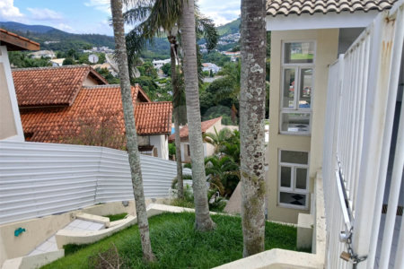 Casa à venda com 4 quartos, sendo 2 suítes, no condomínio Flamboyant, Atibaia - SP