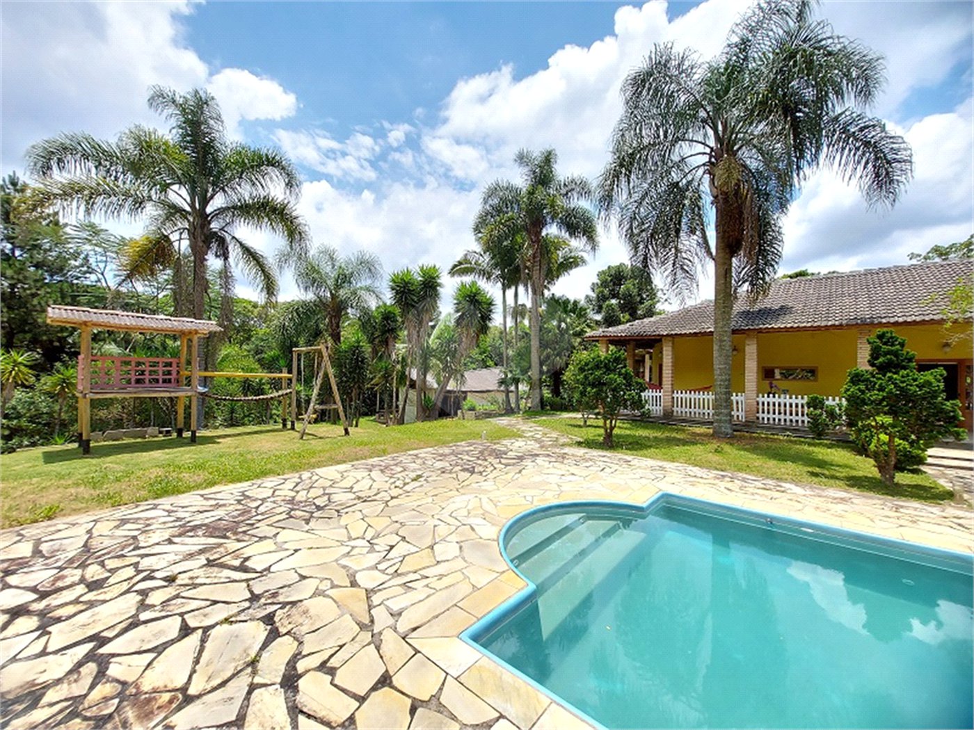 Casa à venda com 4 quartos, sendo 1 suíte, no Centro, Ibiúna, SP