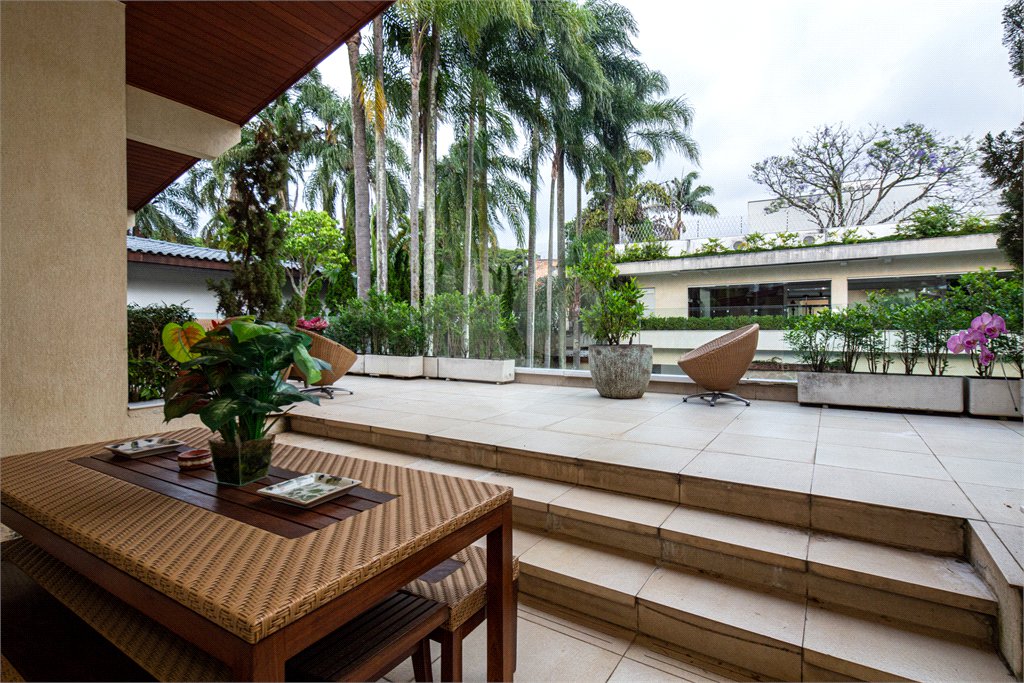 Casa à venda com 5 suítes em Jardim Cordeiro, São Paulo, SP