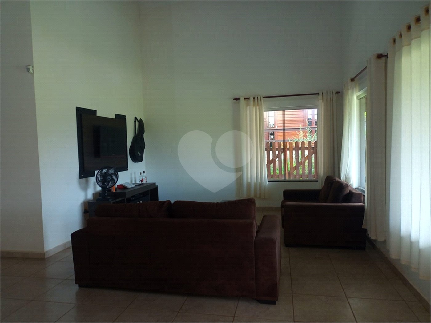 Casa à venda com 4 quartos, sendo 1 suíte,  no condomínio Village da Serra, Araçoiaba da Serra - SP