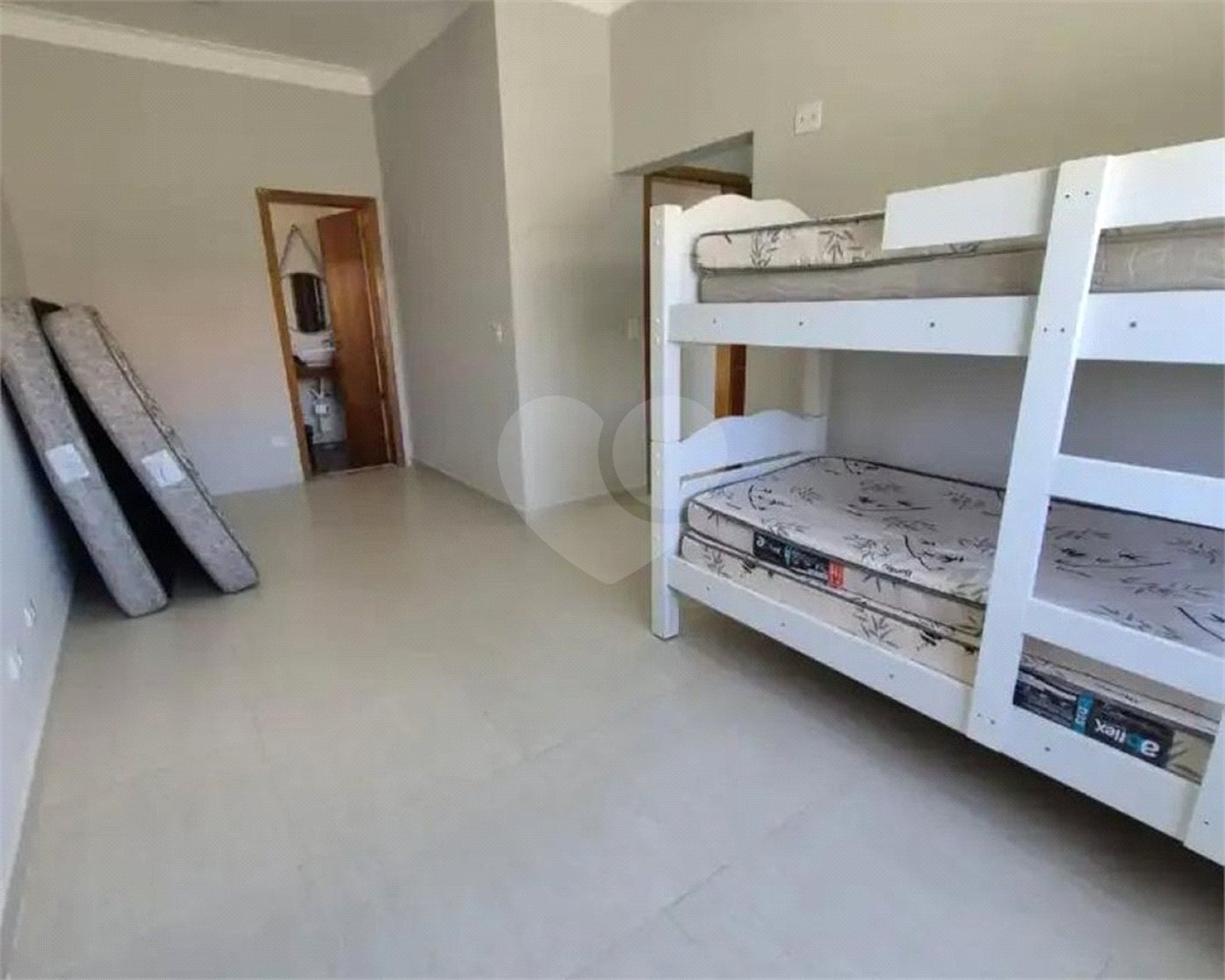 Casa à venda com 3 suítes no condomínio Chácaras Arumã, Sarapuí - SP
